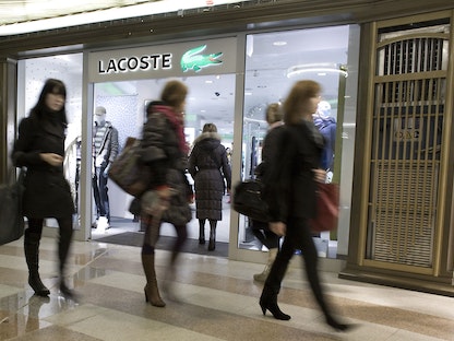 متسوّقون أمام متجر "لاكوست" في موسكو - 24 نوفمبر 2008 - BLOOMBERG NEWS