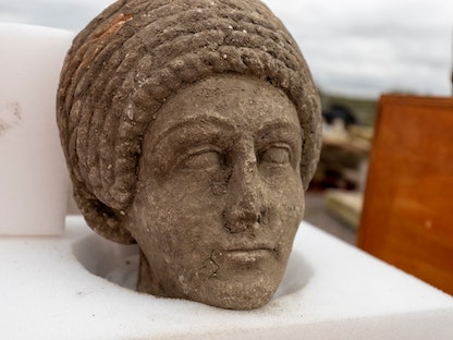 رأس تمثال أثري لامرأة رومانية تم اكتشافه خلال العمل في مشروع خط قطار في ستوك مانديفيل شمال غربي لندن - 29 أكتوبر 2021 - hs2.org.uk