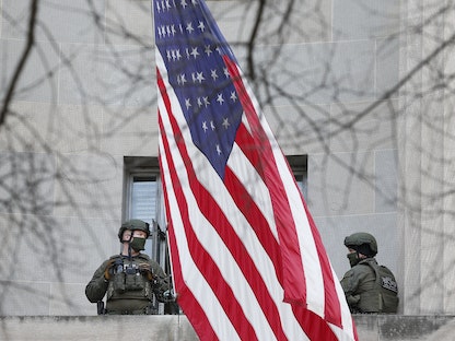 أعضاء من الحرس الوطني يؤمّنون منطقة مبنى وزارة العدل الأميركية في واشنطن. - REUTERS