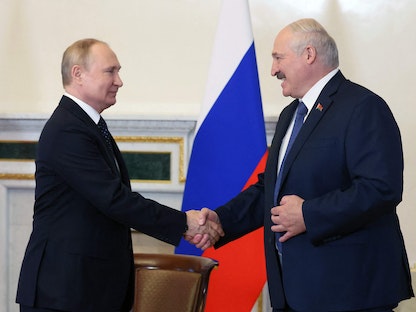 الرئيس الروسي فلاديمير بوتين يستقبل نظيره البيلاروسي ألكسندر لوكاشينكو خلال لقاء في سانت بطرسبرج- 25 يونيو 2022. - AFP