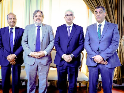رئيس الوزراء الليبي المكلف فتحي باشاغا (الثاني من اليمين) إلى جوار سفير بلجيكا لدى ليبيا كريستوف دو باسومبير (الثالث)، في 16 يونيو 2022 - Twitter/@fathi_bashagha