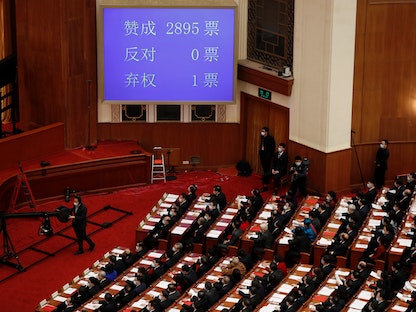 شاشة تظهر نتائج التصويت على التعديلات الانتخابية لهونغ كونغ في البرلمان الصيني - 11 مارس 2021 - REUTERS