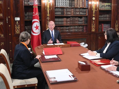 الرئيس التونسي قيس سعيّد خلال لقاء مع أعضاء في الحكومة. 3 فبراير 2023 - facebook/Présidence Tunisie