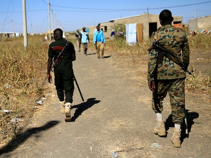 إثيوبيون يعبرون الحدود إلى السودان في منطقة الفشقة التي تشهد اشتباكات بين الجيش السوداني وجماعات إثيوبية موالية لحكومة أديس أبابا  - REUTERS