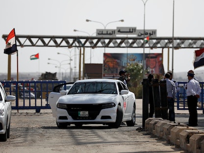 سيارة مدنية قادمة من الأردن تدخل سوريا عبر معبر نصيب الحدودي بين الأردن وسوريا - REUTERS