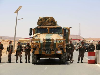جنود تونسيون خلال احتجاجات سابقة في مدينة الذهبية بالقرب من الحدود الليبية في 12 يوليو 2020 - AFP