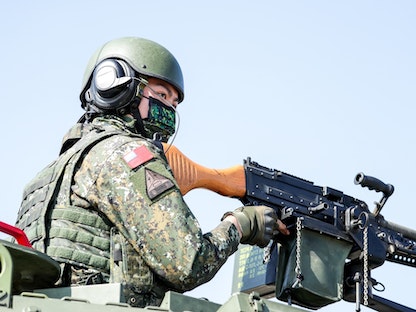 جندي تايواني خلال تدريبات عسكرية في مقاطعة هسينشو - 19 يناير 2021 - Bloomberg
