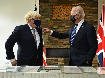 الرئيس الأميركي جو بايدن خلال لقائه برئيس الوزراء البريطاني بوريس جونسون في كاربيس باي، بمقاطعة كورنوال البريطانية. 10 يونيو 2021 - AFP
