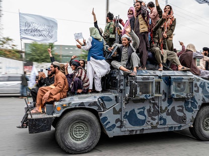 عناصر طالبان يحتفلون بذكرى الاستيلاء على السلطة في أفغانستان قرب السفارة الأميركية في كابول. 15 أغسطس 2022 - AFP
