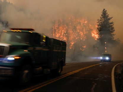 حرائق ماكيني تشتعل بالقرب من يريكا بولاية كاليفورنيا - الولايات المتحدة - 30 يوليو 2022 - REUTERS