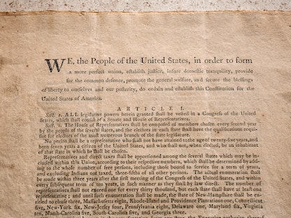 نسخة من دستور الولايات المتحدة عام 1787 بيعت بمبلغ 43.2 مليون دولار في مزاد لدار "سوذبيز" في حي مانهاتن بمدينة نيويورك - 9 سبتمبر 2021. - REUTERS