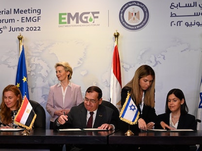 توقيع اتفاق ثلاثي بين مصر وإسرائيل والاتحاد الأوروبي على هامش الاجتماع الوزاري السابع لمنتدى غاز شرق المتوسط في القاهرة، 15 يونيو 2022 - twitter/vonderleyen