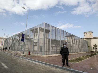 شرطي يقف أمام مركز الإصلاح والتأهيل في مدينة بدر بمصر - 16 يناير 2022 - AFP