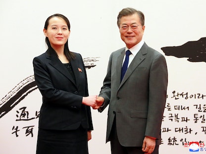 الرئيس الكوري الجنوبي مون جاي إن يصافح كيم يو جونغ، شقيقة الزعيم الكوري الشمالي كيم جونغ أون، في سيول - 10 فبراير 2018 - REUTERS