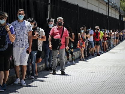 أشخاص يصطفون في طوابير طويلة خارج مركز لإجراء الفحوصات الكشف عن فيروس كورونا في العاصمة الأرجنتينية بيونس آيرس - 6 يناير 2022 - AFP