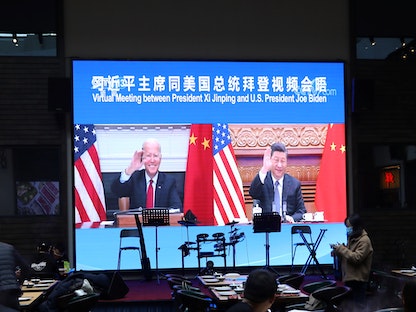 شاشة تظهر الرئيس الصيني شي جين بينج ونظيره الأمريكي جو بايدن خلال اجتماع افتراضي - الصين. 16 نوفمبر 2021 - REUTERS