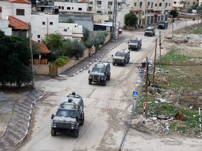 مركبات عسكرية إسرائيلية خلال اقتحام مدينة طوباس في الضفة الغربية المحتلة. 29 نوفمبر 2023 - REUTERS