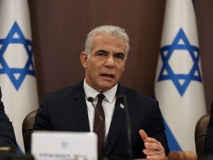 رئيس الوزراء الإسرائيلي يائير لبيد خلال جلسة لمجلس الوزراء - القدس - 23 أكتوبر 2022 - REUTERS