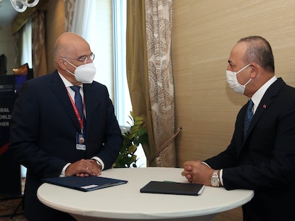 مولود جاويش أوغلو، وزير الخارجية التركي، مع نظيره اليوناني نيكوس دندياس في لقاء سابق بالعاصمة السلوفاكية براتيسلافا. 8 أكتوبر 2020  - REUTERS