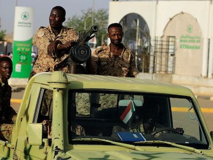 عناصر من الجيش السوداني في آلية عسكرية في العاصمة الخرطوم - REUTERS