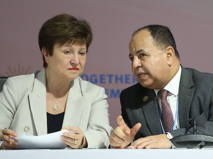 وزير المالية المصري محمد معيط يتحدث لرئيسة صندوق النقد الدولي كريستالينا جورجيفا في مؤتمر المناخ cop27 في شرم الشيخ. 9 نوفمبر 2022 - Bloomberg