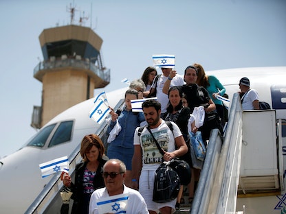 مهاجرون يهود يصلون من فرنسا إلى مطار تل أبيب في إسرائيل- 20 يوليو 2016 - REUTERS