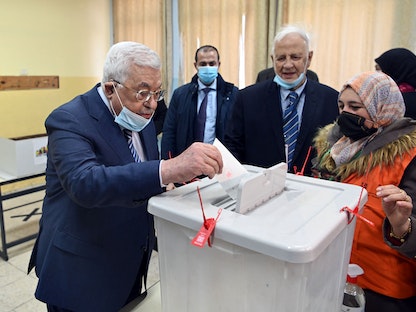 الرئيس الفلسطيني محمود عباس خلال الإدلاء بصوته في المرحلة الثانية من الانتخابات البلدية في رام الله - 26 مارس 2022 - via REUTERS
