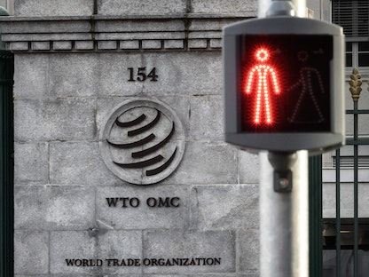 إشارة مرور حمراء بجوار مدخل مقر منظمة التجارة العالمية في جنيف بعد تأجيل المؤتمر الوزاري لمنظمة التجارة العالمية في اللحظة الأخيرة بسبب متحور أوميكرون الجديد - 27 نوفمبر 2021  - AFP
