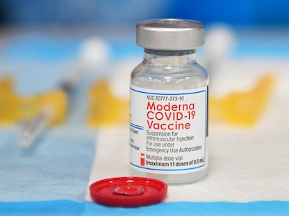 جرعات من لقاح موديرنا المضاد لفيروس كورونا في مركز صحي بولاية لوس أنجلوس الأميركية - 15 ديسمبر 2021 - AFP