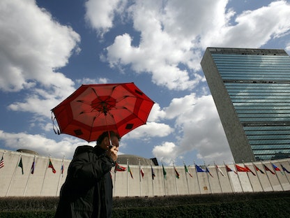 رجل يمر قرب مبنى الأمم المتحدة في ولاية نيويورك الأميركية - REUTERS