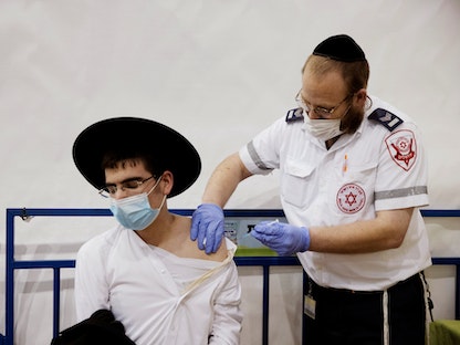 جانب من حملة التطعيم الموسعة للقاح كورونا في إسرائيل - REUTERS