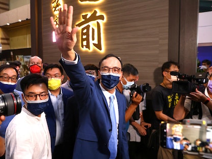 إريك تشو يلوّح لأنصاره بعد فوزه برئاسة حزب "كومينتانج" المعارض في تايوان - 25 سبتمبر 2021 - REUTERS