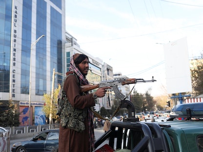 مقاتل من طالبان في إحدى نقاط التفتيش بالعاصمة الأفغانية كابول - REUTERS
