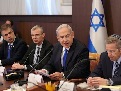 رئيس الوزراء الإسرائيلي بنيامين نتنياهو يحضر الاجتماع الأسبوعي لمجلس الوزراء في مكتب رئيس الوزراء في القدس. 25 يونيو 2023 - via REUTERS