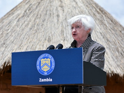 وزيرة الخزانة الأميركية جانيت يلين تلقي كلمة خلال زيارتها لمشروع زراعي في زامبيا. 24 يناير 2023 - REUTERS