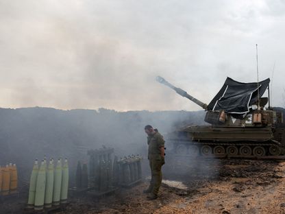 جندي إسرائيلي يقف بجانب وحدة مدفعية بالقرب من الحدود الإسرائيلية اللبنانية. 15 يناير 2024 - Reuters