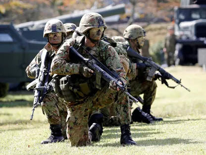 أعضاء من قوة الدفاع الذاتي البرية اليابانية (JGSDF) يشاركون في تدريب مشترك مع الجيش البريطاني، معسكر فوجي ببلدة أوياما، اليابان. 2 أكتوبر 2018 - REUTERS