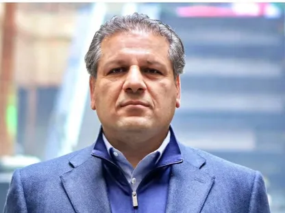 المصرفي ورجل الأعمال الإيراني علي أكبر أنصاري في صورة متداولة على مواقع التواصل