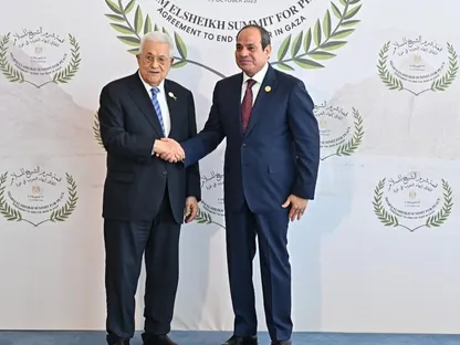 الرئيس المصري عبد الفتاح السيسي يصافح نظيره الفلسطيني محمود عباس في شرم الشيخ. 13 أكتوبر 2025 - facebook/Egy.Pres.Spokesman