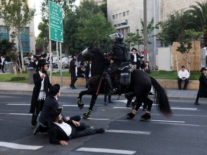 الأمن الإسرائيلي يفرق متظاهرين من طائفة "الحريديم" احتجاجاً على قرار بوجوب تجنيدهم في الجيش. 4 يونيو 2024 - REUTERS