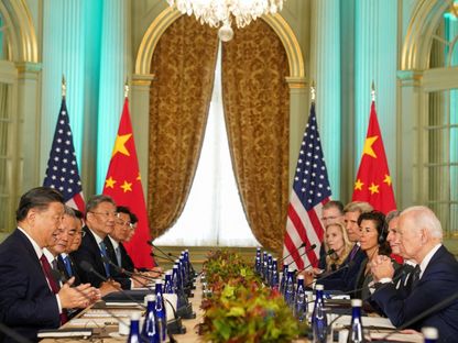 الرئيسان الأميركي جو بايدن والصيني شي جين بيج ووفديهما خلال اجتماع ثنائي على هامش قمة (APEC) في سان فرانسيسكو. 15 نوفمبر 2023 - Reuters