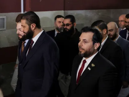 الرئيس السوري أحمد الشرع يتفقد تصويت أعضاء الهيئات الانتخابية السورية لاختيار المرشحين للبرلمان الجديد في دمشق. 5 أكتوبر 2025 - REUTERS
