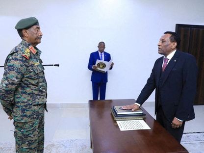 كامل إدريس يؤدي اليمين الدستورية كرئيس وزراء جديد للسودان بحضور رئيس مجلس السيادة الفريق أول عبد الفتاح البرهان في بورتسودان- 31 مايو 2025 - Reuters