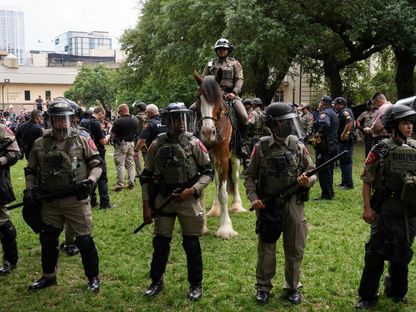 أفراد من الشرطة يراقبون الاحتجاجات المؤيدة للفلسطينيين داخل حرم جامعة تكساس في أوستن. 24 أبريل 2024 - AFP