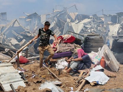 الجيش الإسرائيلي يقصف مخيماً للنازحين في دير البلح بوسط غزة