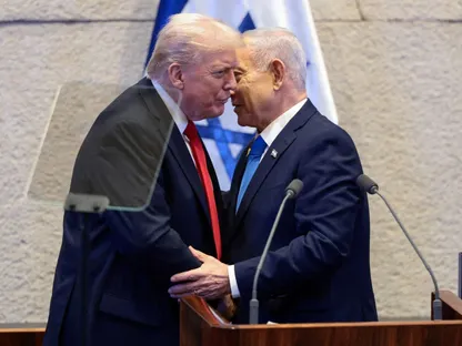 رئيس الوزراء الإسرائيلي بنيامين نتنياهو يصافح الرئيس الأميركي دونالد ترمل خلال كلمة الأخير بالكنيست، 13 أكتوبر 2025 - REUTERS