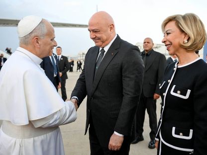 حاملاً رسالة سلام.. بابا الفاتيكان يصل لبنان المستهدف بغارات إسرائيلية