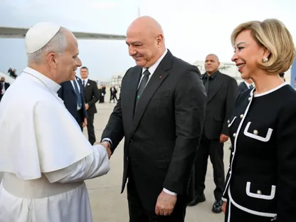 حاملاً رسالة سلام.. بابا الفاتيكان يصل لبنان المستهدف بغارات إسرائيلية