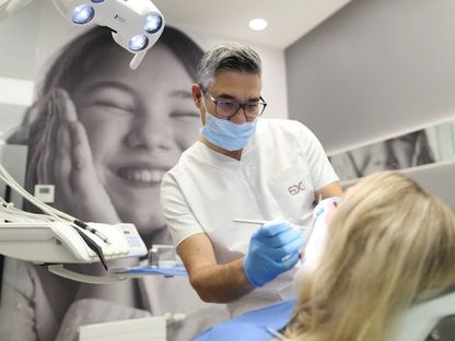 طبيب أسنان يعمل بعيادته في زغرب، كرواتيا. 11 نوفمبر 2019 - Reuters
