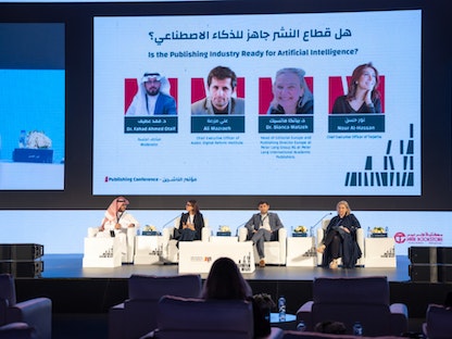 المشاركون في ندوة "هل قطاع النشر جاهز للذكاء الاصطناعي؟" ضمن جلسات مؤتمر الناشرين في معرض الرياض الدولي للكتاب، السعودية - 5 أكتوبر 2021. - srmg/home